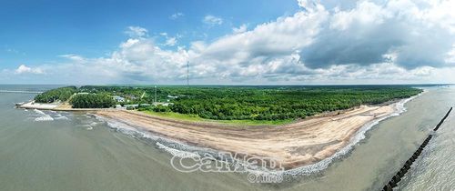Trải qua quá trình từ diễn thế tự nhiên lâu dài đã hình thành nên những bồi bãi vùng ven biển Cà Mau với cảnh sắc tuyệt đẹp.