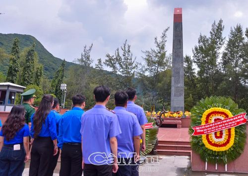 Tuổi trẻ Cà Mau thành kính tri ân các anh hùng liệt sĩ tại tượng đài Nghĩa trang liệt sĩ Hàng Dương, Côn Đảo.