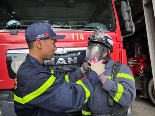 Gần như chiến sĩ trẻ Đội Chữa cháy và CNCH số 8 đều chưa nghĩ đến hạnh phúc riêng tư. Ảnh: Bảo Hân
