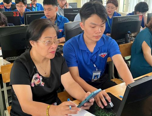 Xã Gia Lâm tổ chức bồi dưỡng kỹ năng ứng dụng công nghệ số phục vụ công tác cho đội ngũ bí thư chi bộ các thôn, tổ dân phố trên địa bàn. Ảnh: H.A