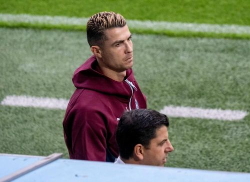  Việc CR7 rời trại tập trung khiến tranh luận không còn nằm ở chuyện anh có được đá chính hay không, mà chuyển sang cách một đội trưởng phản ứng với quyết định của HLV. 