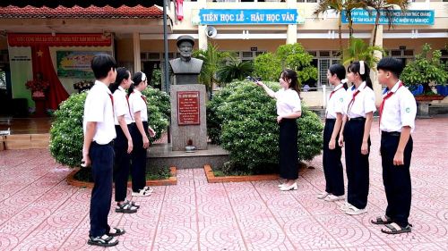 Học sinh Trường THCS Huỳnh Thúc Kháng tìm hiểu về nhà chí sĩ yêu nước mang tên trường