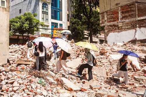 Hàng ngày vào đầu giờ sáng và chiều, hàng chục sinh viên dò từng bước qua những đống gạch đá, phế thải có vị trí cao 2-4 m để lên đường chờ xe buýt hoặc tới giảng đường. Khu vực lân cận có Trường Đại học Văn hóa Hà Nội và Trường Đại học Mỹ thuật Công nghiệp.