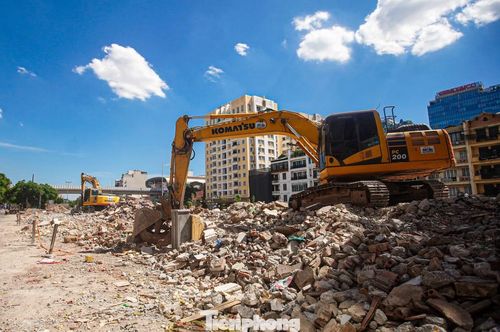 Đến cuối tháng 9, phần lớn công trình trên dải đất giữa Vành đai 1 và đường La Thành đã được phá dỡ, một số công trình vẫn đang tiếp tục tháo dỡ.