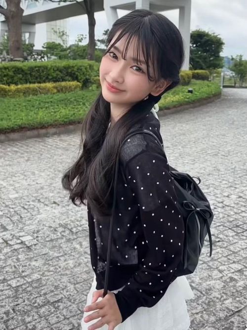 Yoshinaga Honoka tóc đen dài, mắt to, được khen là "Mỹ nhân 13 tuổi đẹp nhất mọi thời đại".
