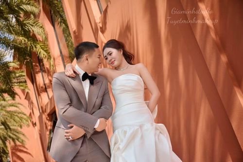 Hoài Lâm đăng tải nhiều khoảnh khắc bên Ngọc Trinh. Nam ca sĩ gọi cô là “vợ” trong một số bài đăng.