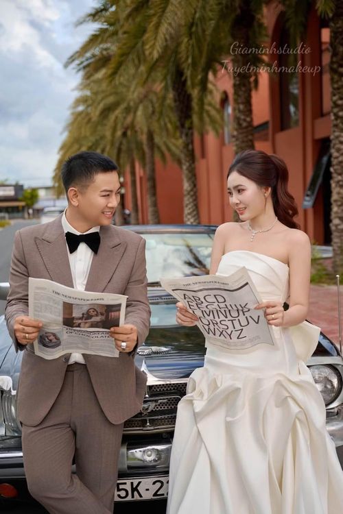 Hoài Lâm chụp ảnh cưới với phong cách trẻ trung trên đường phố Cần Thơ. Ảnh: Gia Minh Studio.