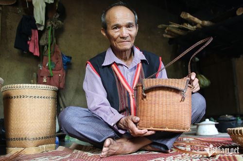 Chiếc giỏ mây vừa được ông Giác hoàn thành, chuẩn bị giao cho khách.