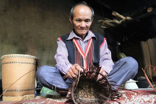 Điều già Giác mong nhất là ngày càng có nhiều người trẻ học nghề, để những kỹ năng đan lát của người Ca Dong không mai một.