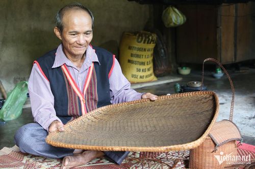 Một chiếc nia được già Giác làm trong 3 ngày, bán với giá 700.000 đồng.