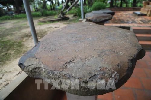 Cổ vật được lưu giữ tại khuôn viên Tháp Cổ Bình Thạnh. Ảnh: Thanh Tân - TTXVN
