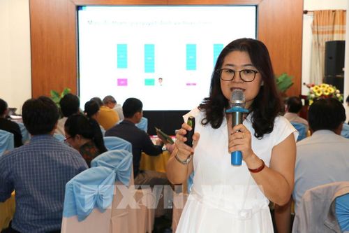 Bà Đinh Kim Dung, Chánh Văn phòng Viện Nghiên cứu Lúa gạo Quốc tế (IRRI) chia sẻ việc lồng ghép bao trùm giới trong quá trình thực hiện Đề án 1 triệu hecta lúa chất lượng cao, phát thải thấp. Ảnh: Thanh Hòa - TTXVN