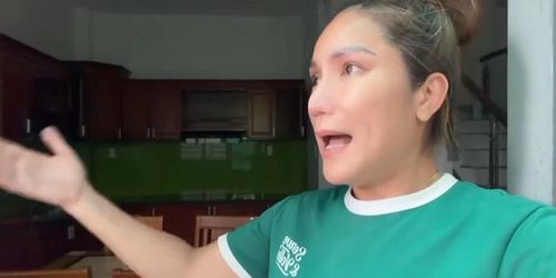 MC Cát Tường tại khu vực phòng bếp.