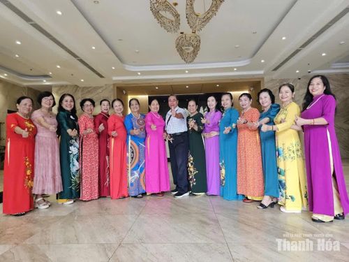 Các thành viên cùng lưu giữ những khoảnh khắc vui vẻ, ý nghĩa bên bạn bè.