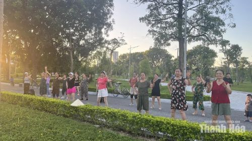 Mỗi ngày, CLB Mùa Xuân 2 đều dành thời gian tụ họp để rèn luyện sức khoẻ.
