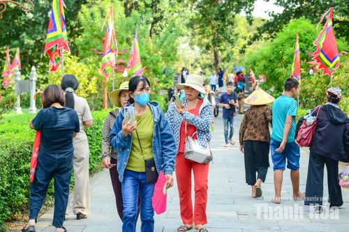 Càng về chiều, dòng người đổ về khu di tích lịch sử Lam Kinh mỗi lúc một đông...