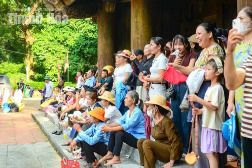 Tiếng nhạc âm vang, cùng các màn múa trống, tái hiện lịch sử hào hùng khiến người dân hào hứng dõi theo và cổ vũ.