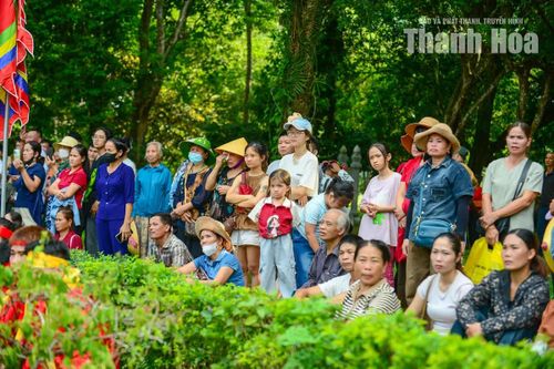 Trên gương mặt mỗi người hiện rõ niềm háo hức và tự hào khi được đặt chân về vùng đất thiêng.