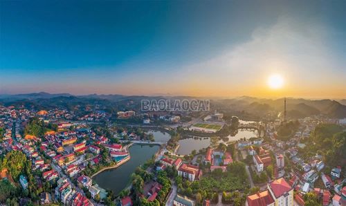 "Rừng trong phố" tạo nên không gian xanh, sạch, đẹp tại phường Yên Bái, trung tâm hành chính tỉnh Lào Cai. Ảnh: Ngọc Bằng