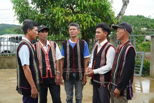 Anh Y Cam (thứ 2 bên phải qua) thường xuyên gặp gỡ, vận động bà con giữ gìn văn hóa dân tộc như cồng chiêng, dệt thổ cẩm