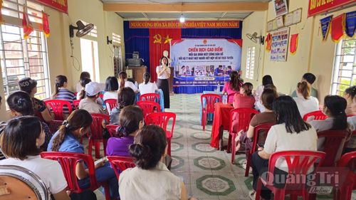 Cán bộ Trung tâm Phục vụ hành chính công xã Cửa Việt tổ chức Ngày thứ Bảy vì dân tại thôn Xuân Hoàng - Ảnh: N.T.H