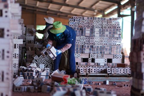 Ca sản xuất của công nhân Nhà máy gạch Tuynel Phù Yên.