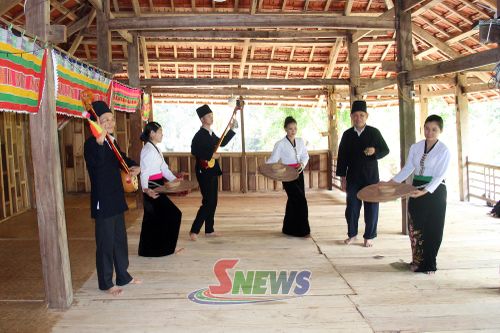 Các nghệ nhân và hạt nhân văn nghệ quần chúng bản Bon, xã Mường Chiên luyện tập văn nghệ.