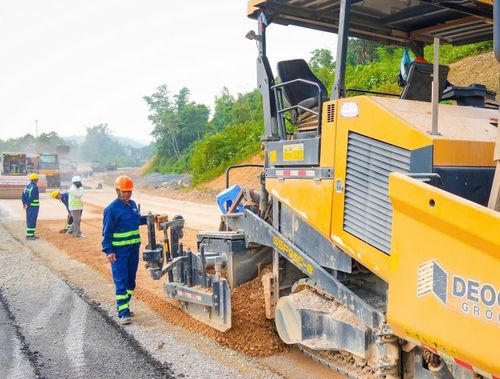Cần nhanh chóng khắc phục tình trạng chậm bàn giao mặt bằng thi công. Ảnh: N.LỘC