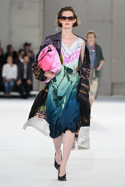 Julian Klausner khai thác sự hào nhoáng theo cách vui tươi, đời thường. Ảnh: Giovanni Giannoni/WWD.