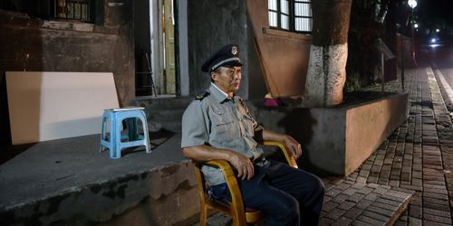 Công việc bảo vệ trở thành điểm khởi đầu của nhiều lao động nhập cư tại các đô thị Trung Quốc. Ảnh: VCG.