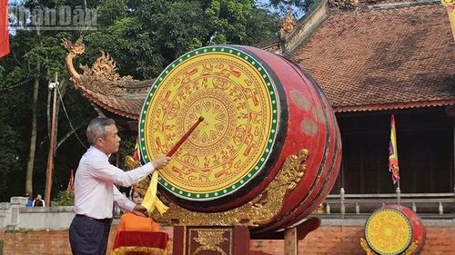 Đồng chí Lê Đức Thái, Bí thư Tỉnh ủy Thanh Hóa nổi trống khai hội Lam Kinh 2026. (Ảnh: MAI LUẬN).