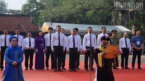 Lãnh đạo tỉnh Thanh Hóa cùng các đại biểu tham dự nghi lễ trình tấu chúc văn.(Ảnh: MAI LUẬN).