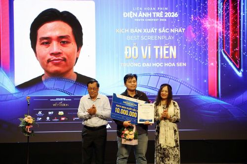 Trao giải Kịch bản xuất sắc nhất cho Đỗ Vĩ Tiến. (Ảnh: THÙY TRANG)