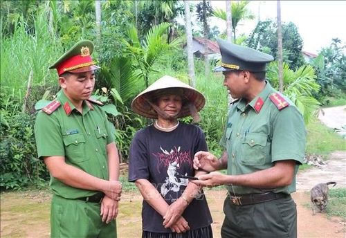 Nhờ thành tiếng đồng bào, Công an xã Ba Vinh triển khai Đề án 06 và đưa các tiện ích ứng dụng VNeID đến gần hơn với người dân vùng cao theo phương châm “cầm tay chỉ việc".