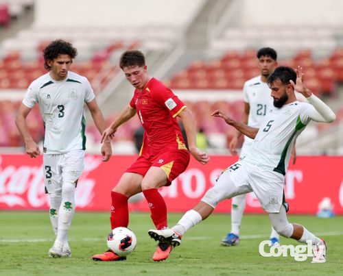 Dù tạo được sức ép, Việt Nam không thể tìm được bàn gỡ trước giờ nghỉ. Pakistan tạm dẫn 1-0 sau 45 phút đầu tiên. Ảnh: Phạm Đình.