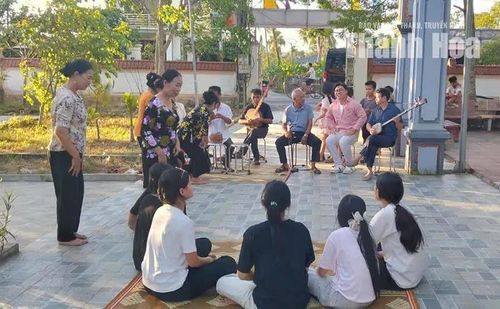 Truyền dạy nghệ thuật truyền thống cho thế hệ trẻ trên địa bàn phường Đào Duy Từ.