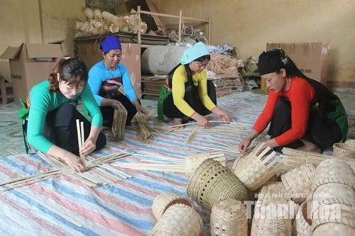 Trải qua nhiều thăng trầm, nghề đan lát truyền thống vẫn được người dân thôn Lau (xã Điền Quang) gìn giữ.