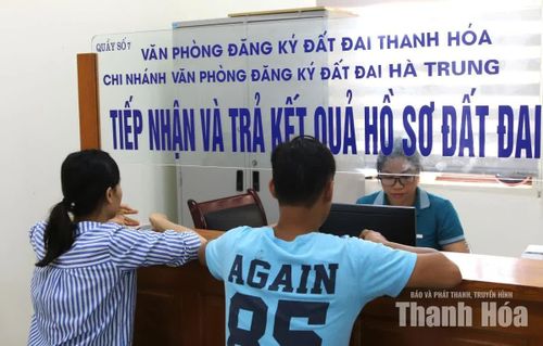 Chi nhánh Văn phòng đăng ký đất đai Hà Trung giải quyết thủ tục hành chính cho công dân.