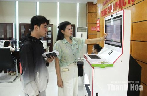Việc ứng dụng công nghệ thông tin trong giải quyết thủ tục hành chính được phường Hạc Thành đẩy mạnh.