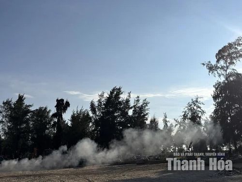 Hoàng hôn chạm xuống mặt nước, cuộn khói màu xám nhạt giăng mắc chiều ở lại với vùng đất biển lâu hơn.