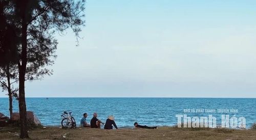 Chiều xuống, biển Tiên Trang mở ra một khoảng không gian khoáng đạt, nơi trời và nước nối liền trong sắc xanh dịu nhẹ.