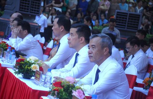 Các đại biểu cùng đông đảo nhân dân và du khách tham dự lễ khai hội. Ảnh: Nguyễn Thuấn