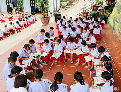 Đẩy mạnh phong trào học tập trên địa bàn, các trường học trong tỉnh đã thực hiện tốt hoạt động dạy và học. Trong ảnh: Một buổi học của học sinh Trường PTDTBT Tiểu học Na Sang.