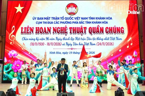 Phần thi diễn của đội nghệ thuật phường Hòa Thắng.