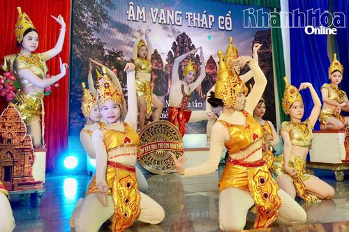 Tiết mục mang sắc màu văn hóa dân tộc Chăm tại Cụm thi đua số 1.