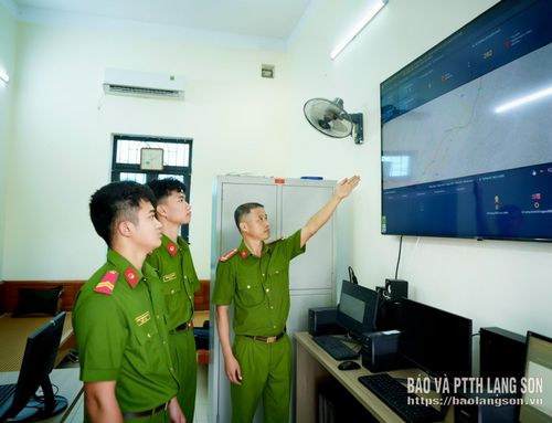 Cán bộ, chiến sĩ Phòng Cảnh sát PCCC và CNCH theo dõi thông tin PCCCtại Trung tâm chỉ huy