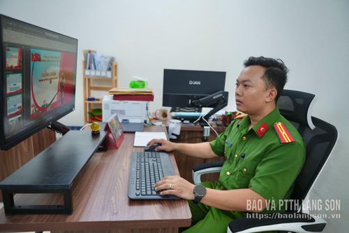 Đồng chí Thiếu tá Nguyễn Anh Quyền thiết kế slide trình chiếuvề nội dung huấn luyện