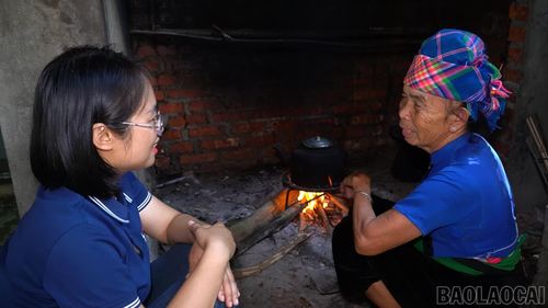 Bà Lò Thị Pỏm chia sẻ cuộc sống thường ngày của gia đình với phóng viên.