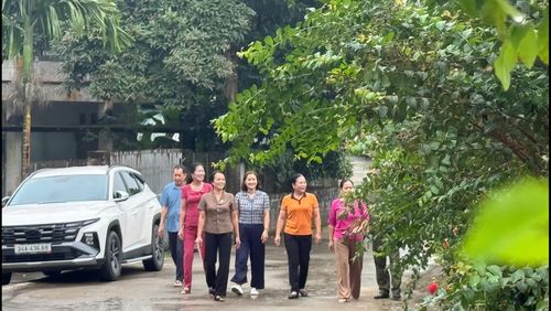 Chị Nguyễn Thúy Nga - Trưởng thôn lâm thời thôn Nhà Máy, xã Thượng Bằng La (mặc áo màu cam) cùng cán bộ thôn khảo sát tình hình dân cư.