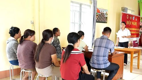 Chị Hà Thị Luyến - Trưởng thôn Cướm, xã Thượng Bằng La điều hành buổi họp thôn.